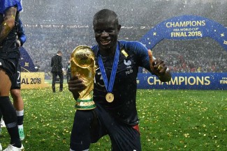 Cerita Karir Pesepak Bola Muslim, dari Pemulung hingga Juara Dunia