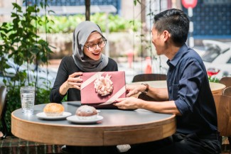 Kuatkan Cinta Pasutri dengan Komunikasi dan Saling Beri Hadiah