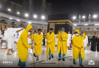 Hujan Deras, Kepresidenan Bagikan Payung ke Jamaah di Masjidil Haram