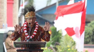 Mendagri Tancapkan Bendera Merah Putih di Kabupaten Merauke