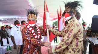 Tito Karnavian Apresiasi Pembagian 10 Juta Bendera Merah Putih di Merauke