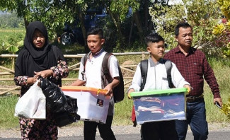 5 Cara Edukasi Anak agar Mudah Bergaul di Pesantren