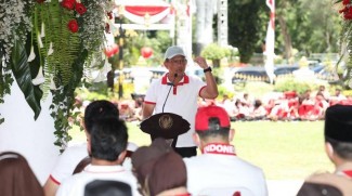 Mendagri Bagikan 10 Juta Bendera Merah Putih di Surabaya