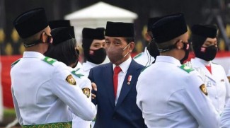 Presiden Jokowi Mengukuhkan 68 Anggota Paskibraka di Istana Merdeka