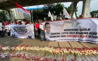 Dukung Kapolri Bersih-bersih Internal, Sejumlah Masyarakat Bagikan Ribuan Mawar