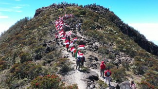 Tim Ekspedisi 77 Taklukkan Medan Terjal di Puncak Arjuno