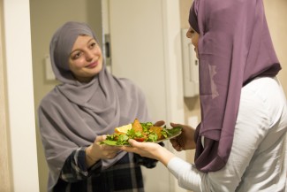Adab Mengembalikan Piring ke Tetangga, Harus Diisi atau Kosong?