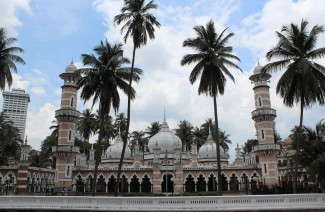Wisata Religi ke Masjid Paling Ikonik di Negeri Jiran