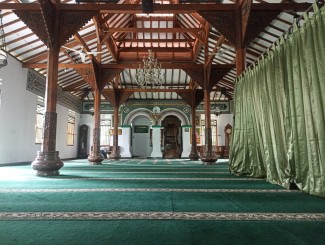 Tak Pernah Habis, Masjid Hidayatullah Sediakan Air Mineral Gratis