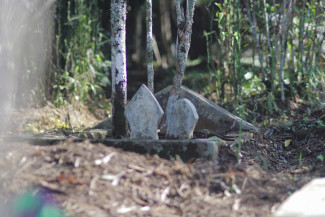 Hukum Duduk di Atas Nisan Kuburan Berdasarkan Hadis Nabi SAW