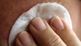 Tak Hanya Cuci Muka, Ini Pentingnya Double Cleanse di Malam Hari