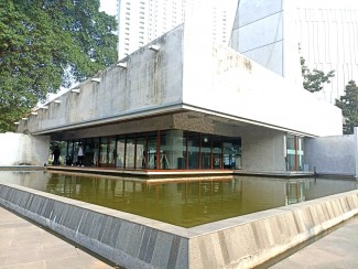 Masjid Amir Hamzah TIM Suguhkan Pemandangan Kolam Ikan
