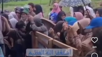 Warga Pamijahan Ikut Ritual Pemakaman Agama Lain, Viral di Medsos