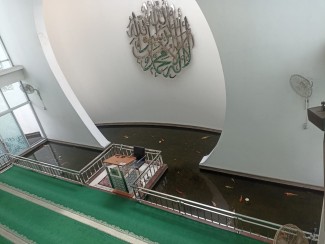 Unik, Masjid Ini Suguhkan Kolam Ikan di Depan Saf Pertama