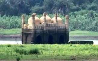 Berusia Ratusan Tahun, Masjid Noori Muncul dari Danau di India