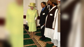 Kunjungan Pertama ke Masjid di Inggris, Ratu Elizabeth II Dihadiahi Al-Quran