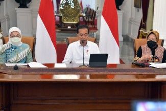 Jokowi Minta Menaker dan Mensos Percepat Pembagian BLT BBM dan BSU