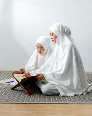 Jenis Bahan hingga Jahitan, Perhatikan Hal Ini saat Beli Mukena