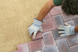 Anti Bergelombang, Begini Cara Pasang Paving Block di Area Rumah