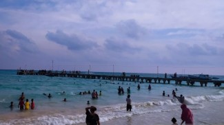 Warga Natuna Gelar Tradisi Mandi Safar di Pantai Desa Air Putih