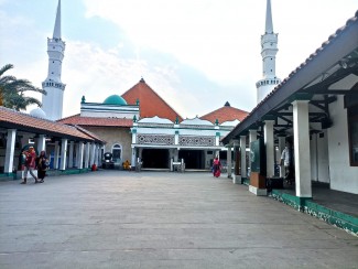 DKM Masjid Luar Batang Larang Jamaah Berbuat Syirik di Kuburan