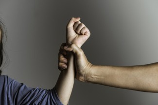Suami Kerap KDRT, Dosakah Istri Meminta Cerai?