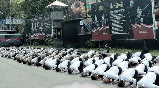 Personil Polresta Malang Sujud Massal, Minta Pengampunan Dosa