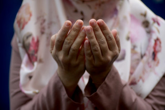Dahsyatnya Doa Ibu, UAS: Salah Berucap Tetap Dikabulkan Allah SWT