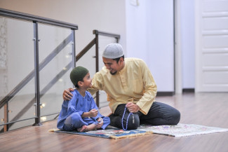 Cara Bujuk Anak Diam saat Khotib Naik ke Atas Mimbar