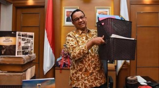 Tinggalkan Balai Kota, Anies Baswedan Kemasi Barang-barang di Ruang Kerja