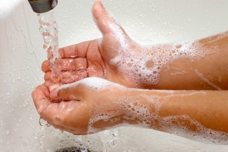 Cuci Tangan Pakai Air Lebih Efektif dari Hand Sanitizer dan Tisu Basah