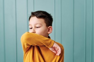 Tekan Penularan Penyakit, Begini Cara Ajarkan Anak Etika Batuk