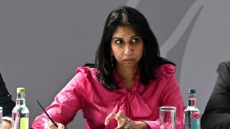 Salah Kirim Email Dinas Pakai Akun Pribadi, Mendagri Inggris Mundur