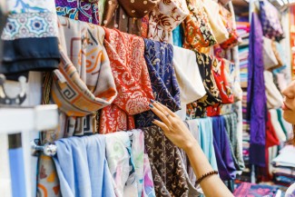 Tanpa Setrika, Ini 4 Teknik Simpan Hijab Agar Tidak Kusut