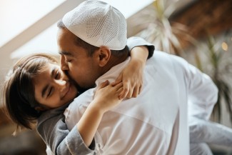 Hukum Ayah Cium Anak Perempuannya yang Baligh, Ustaz Rahman: Boleh