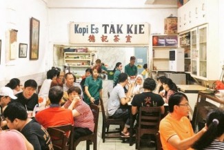 3 Tempat Rekomendasi Ngopi, Es Tak Kie Paling Legendaris