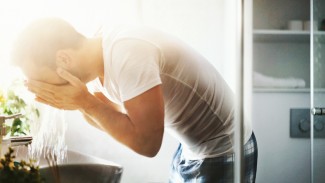 Efek Cuci Wajah dengan Air Panas, Kulit Jadi Kering dan Sensitif
