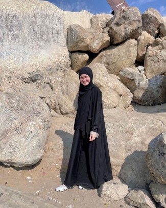 Cantik Pakai Hijab, Syifa Hadju Bergaya Syari saat Umrah
