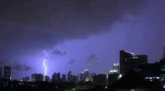 Siapkan Payung Hari Ini, BMKG: Jabodetabek Hujan Disertai Petir