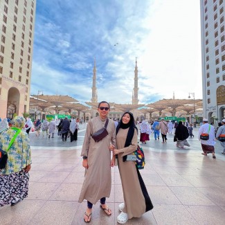 Umrah ke Tanah Suci, Ayu Dewi dan Regi Datau Makin Kompak dan Mesra