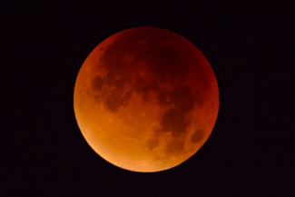 Potret Indahnya Gerhana Bulan Total di Berbagai Belahan Dunia