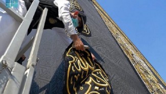 Arab Saudi Ganti Kiswah Robek, Jaga Penampilan Kakbah Tetap Suci
