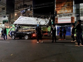 Melanggar Perwali, Bapenda Makassar Tertibkan Papan Reklame Semrawut