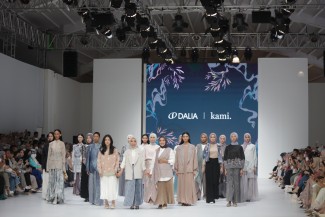 Koleksi Kolaborasi Kami dan Dalia Tonjolkan Ketegasan dan Keanggunan