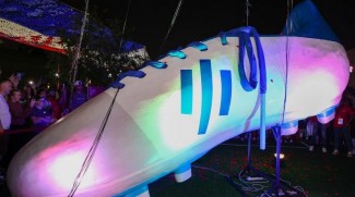 Qatar Pamerkan Sepatu Sepak Bola Raksasa Jelang Piala Dunia 2022