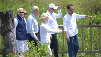 Presiden Jokowi Ajak Delegasi KTT G20 Tanam Mangrove