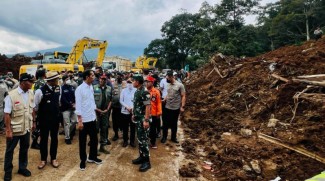 Tinjau Lokasi Gempa di Cianjur, Jokowi Sampaikan Duka Cita Mendalam