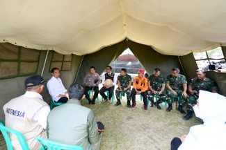 Jokowi Kunjungi Pengungsi Gempa Cianjur, Gelar Rapat Dadakan di Lapangan