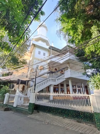 Masjid Daarul Muqarrabien, Oase Pengingat Akhirat di Tengah Ibu Kota