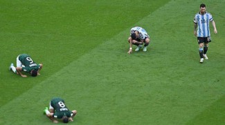 Momen Pemain Arab Saudi Sujud Syukur Rayakan Kemenangan atas Argentina